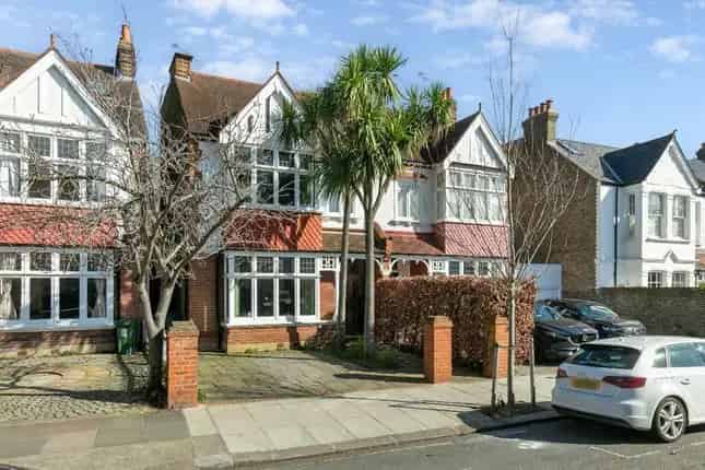 5 Bedroom Semi-Detached House Barnes London