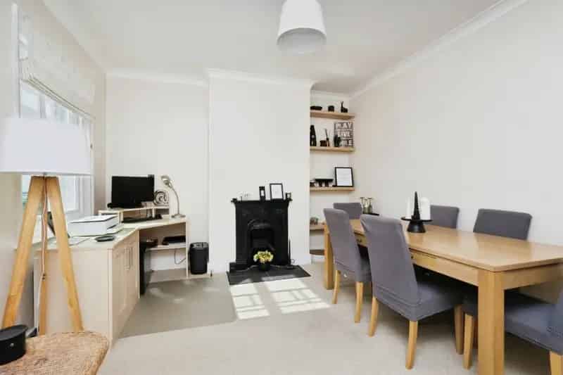 3 Bedroom Mid Terrace House Near Eastbourne Town Centre