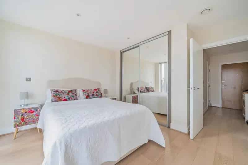Stunning 1-Bed Apartment with Balcony and Lift Access