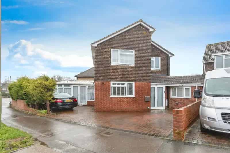 3 Bedroom Detached House For Sale Near Town Centre