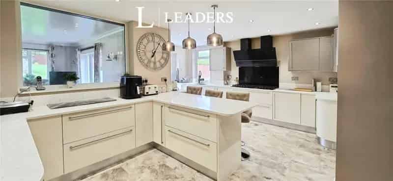 9 Bedroom Detached House for Sale