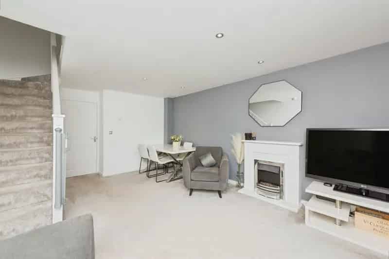 2 Double Bedroom Semi-Detached Home Near Transport Links
