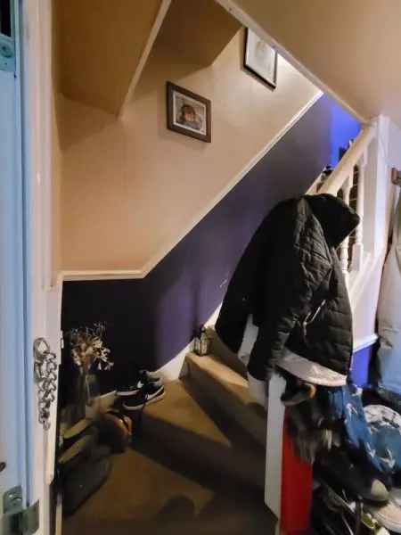 2 Bedroom Maisonette near Rainham Station - Family Friendly