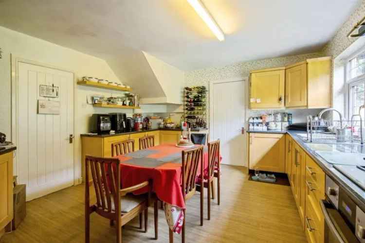 5 Bed Detached House LS25 Modern Open Plan Living Driveway Garage Decking