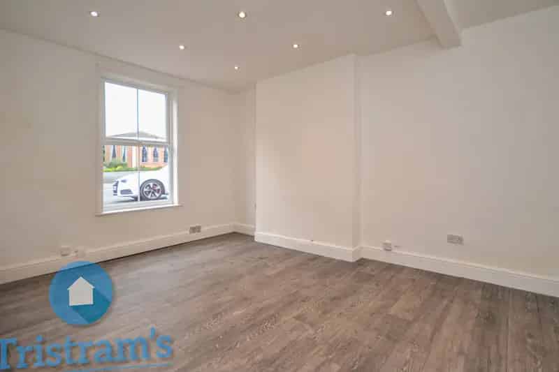4 Bedroom Semi Detached House To Rent