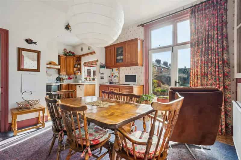 Victorian Family Home 4 Bedrooms Large Garden Double Garage