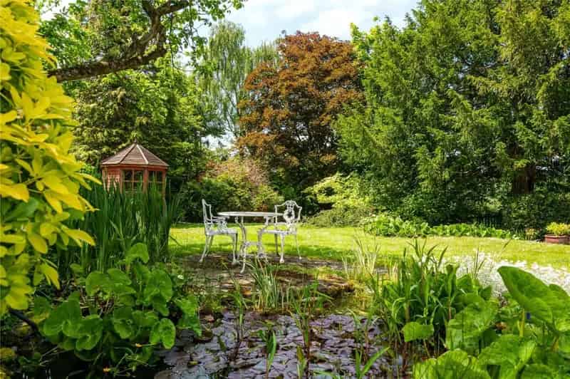 3 Bedroom Detached House for Sale in Mill Hill Village