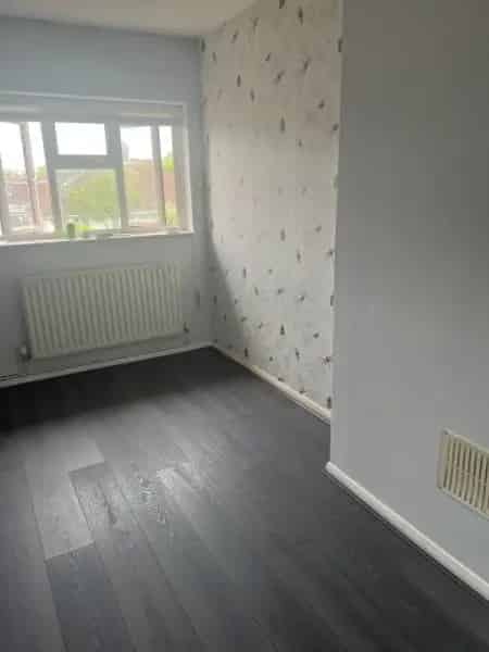 2 Bedroom Maisonette with Private Garden and Parking