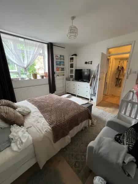 Spacious 1-Bed Flat with Huge Cellar and Private Garden