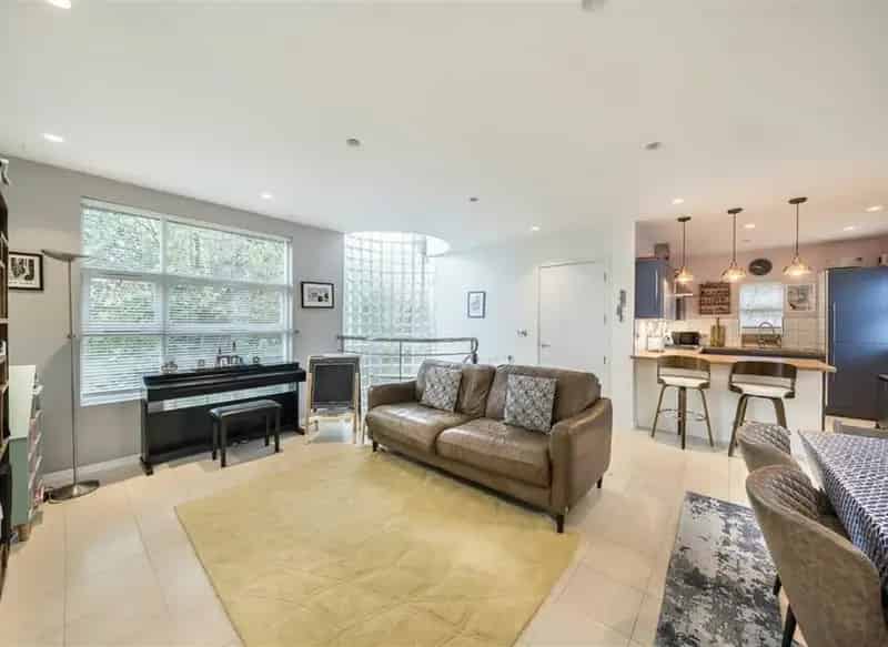 Detached Modern House with Garden and Spacious Layout