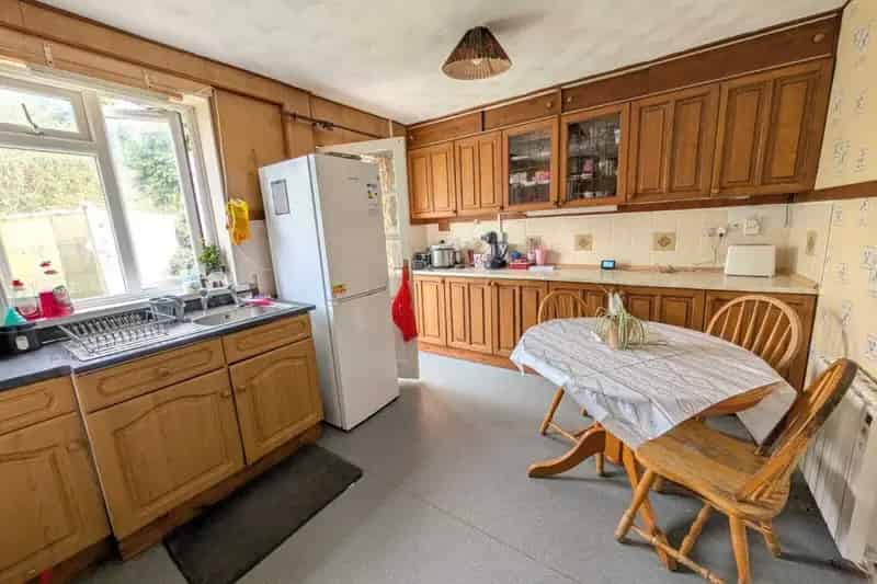 4 Bedroom House with Modern Kitchen and Off Street Parking