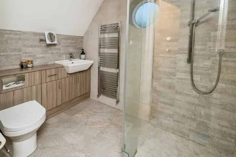 Luxury Family Home with 5 Beds 4 Baths Landscaped Garden and Outdoor Kitchen