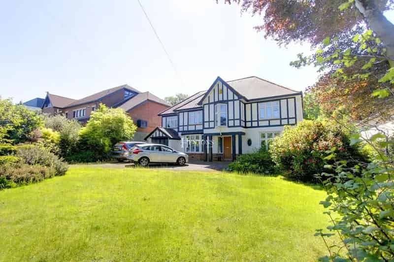 5 bedroom detached house for sale