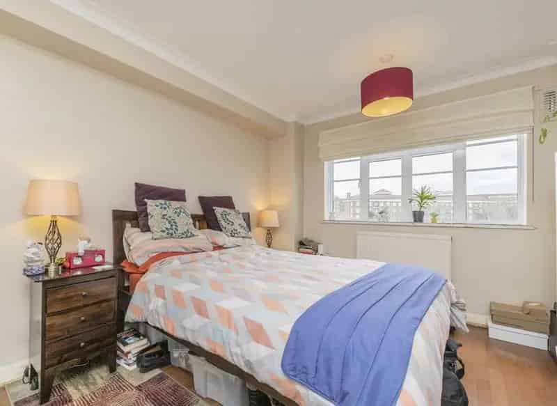Spacious One Bedroom Mansion Flat with Communal Garden
