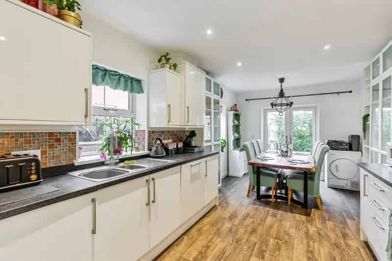 3 Bedroom Semi Detached House Near Local Amenities