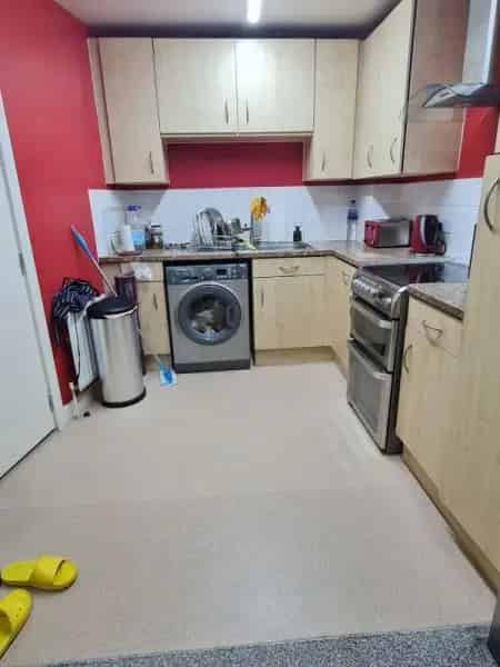 2 Bedroom Flat Near Train Station and Shops