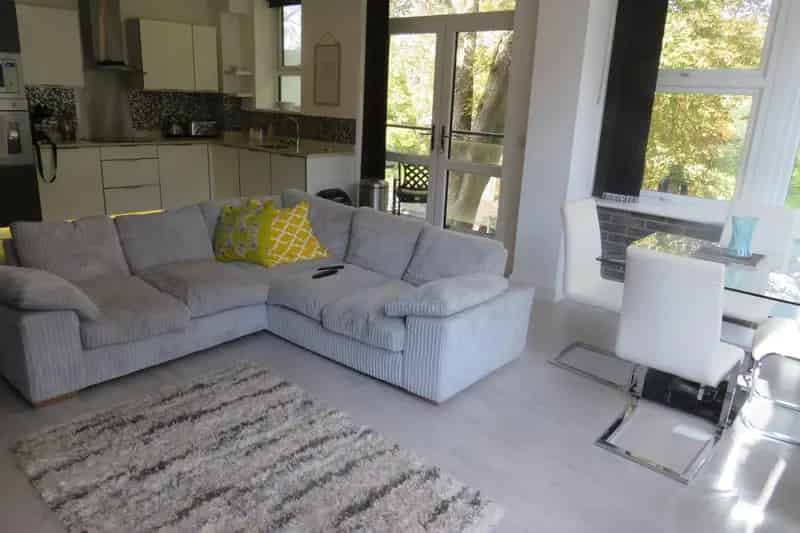 Luxury 2-Bed Pontcanna Apartment with Parking Available Now