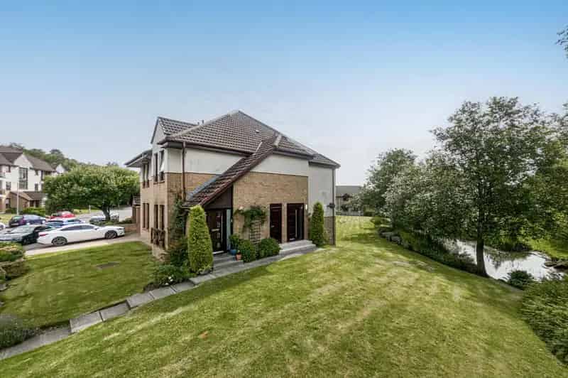 2 Bedroom Apartment for Sale in Bearsden Near Glasgow