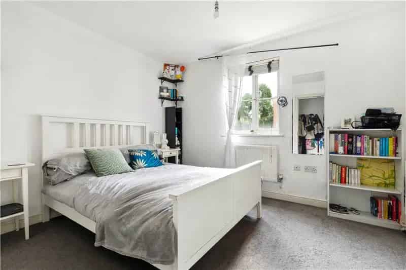 2 Bedroom Flat London First Time Buyers Modern Block Allocated Parking