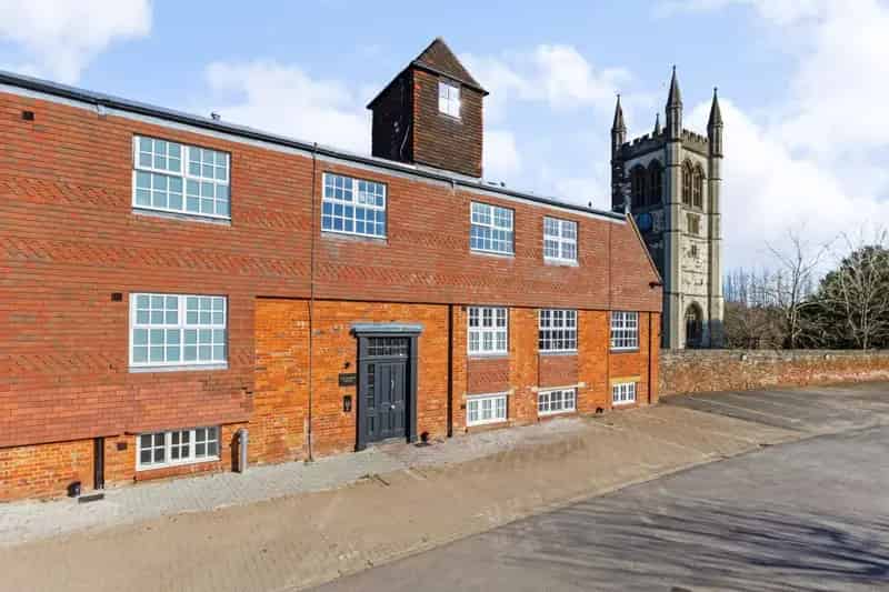 2 Bedroom Sustainable Apartment Farnham