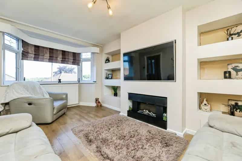 5 Bed Family Home with Driveway Parking and Garden