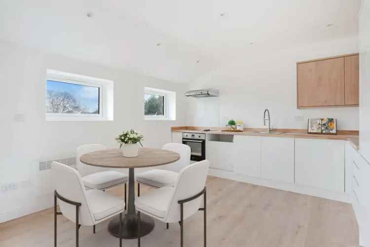 Stylish Contemporary Apartment Near Tolworth Station