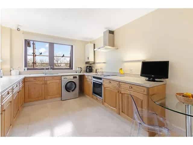 3 Bedroom Flat for Sale - Spacious Apartment with Parking and Garage