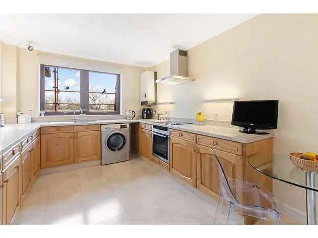 3 Bedroom Flat for Sale - Spacious Apartment with Parking and Garage