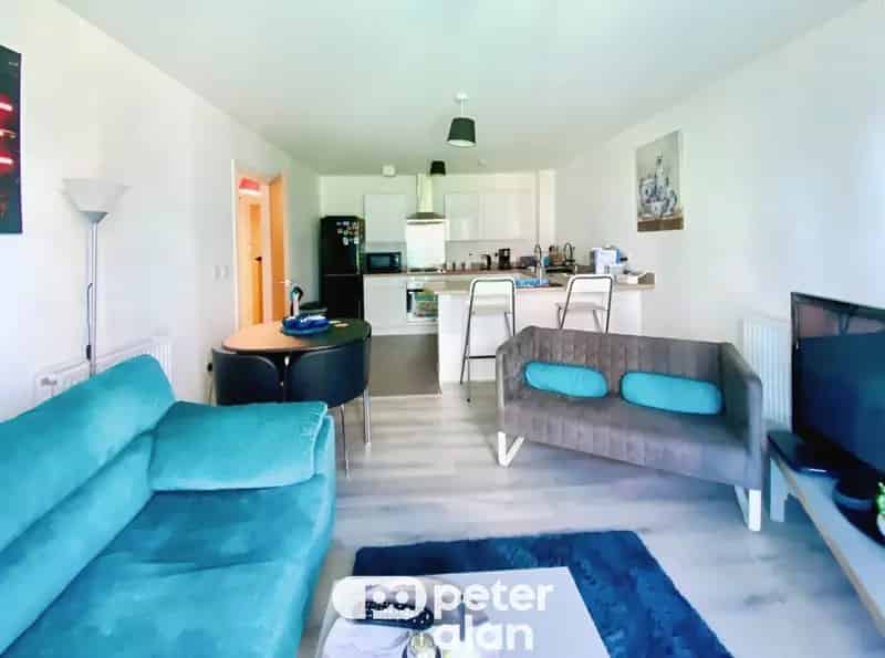 2 Bed Riverside Apartment Near City Centre