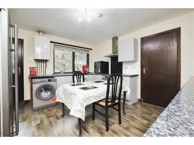 5 Bedroom Detached Bungalow with 1 Acre Paddock and Stables