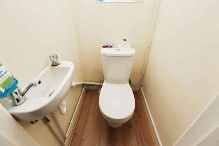 Modern Three Bedroom Mid Terrace House Eastleigh