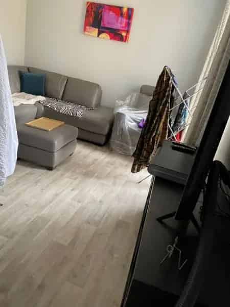 2 Bedroom Flat Near Transport and Amenities