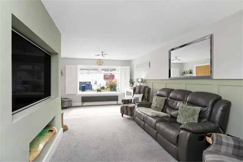4 Bed House - Terraced with 2 Reception Rooms