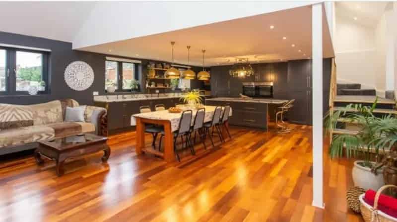4-Bed Barn Conversion with Open-Plan Kitchen and Spacious Lounge