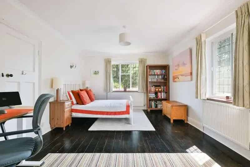 6 bed house for sale