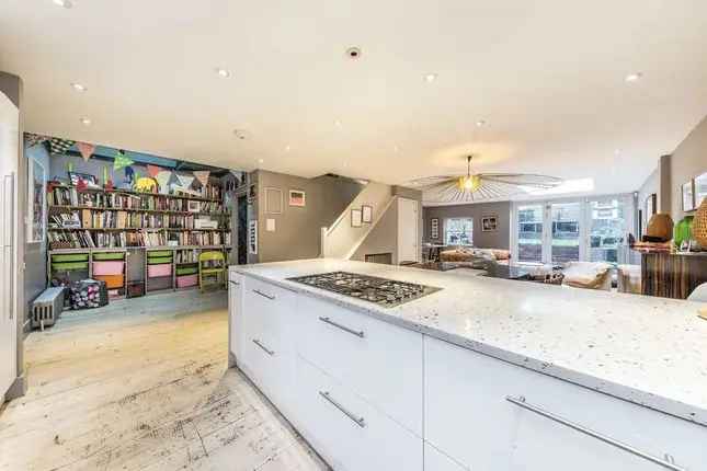 Four Bedroom Detached House London E8 Middleton Road