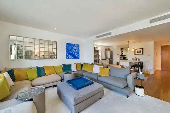 Flat to rent in Hanover House, 32 Westferry Circus, Canary Wharf, London E14