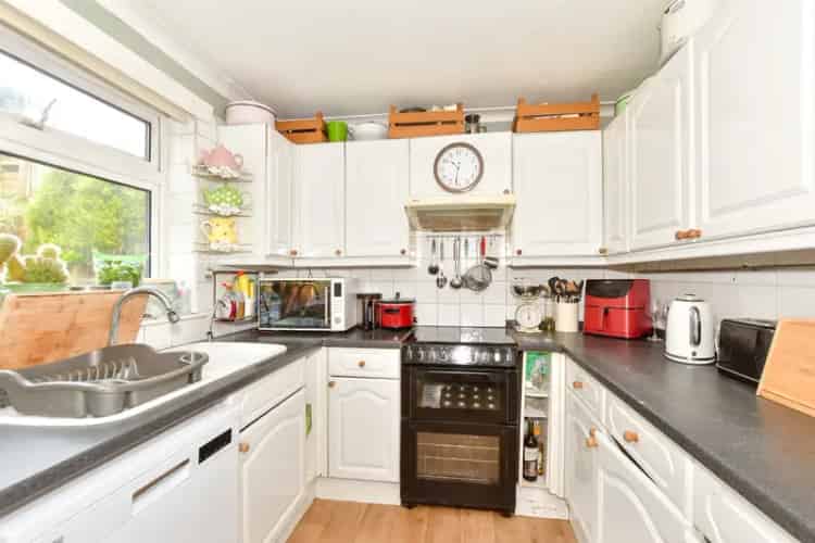 4 Bedroom Terraced House For Sale Near Town Centre