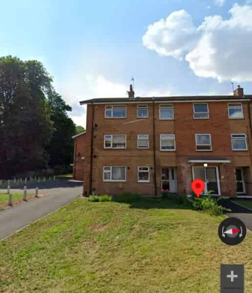 Top Floor Flat Near Drayton Manor and Ventura Park
