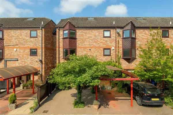 Modern 5-Bedroom Terraced House with Garden and Parking