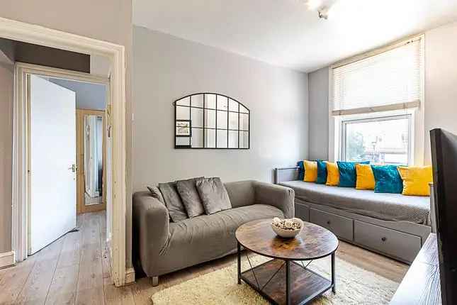 Flat to rent in Balham High Road, London SW12