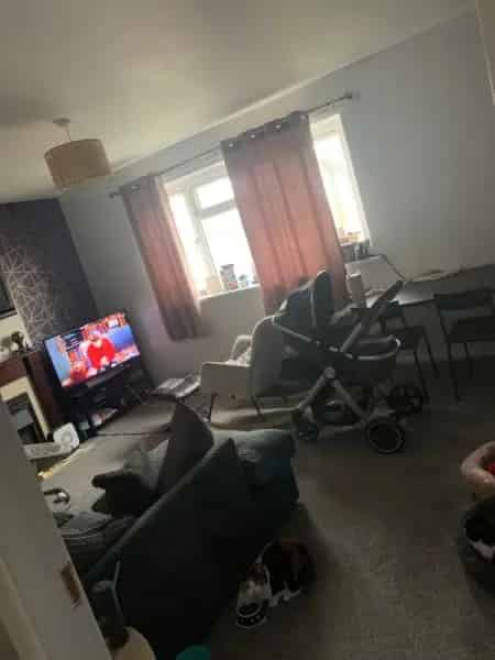Two Bedroom Flat Near Shops Large Garden Balcony