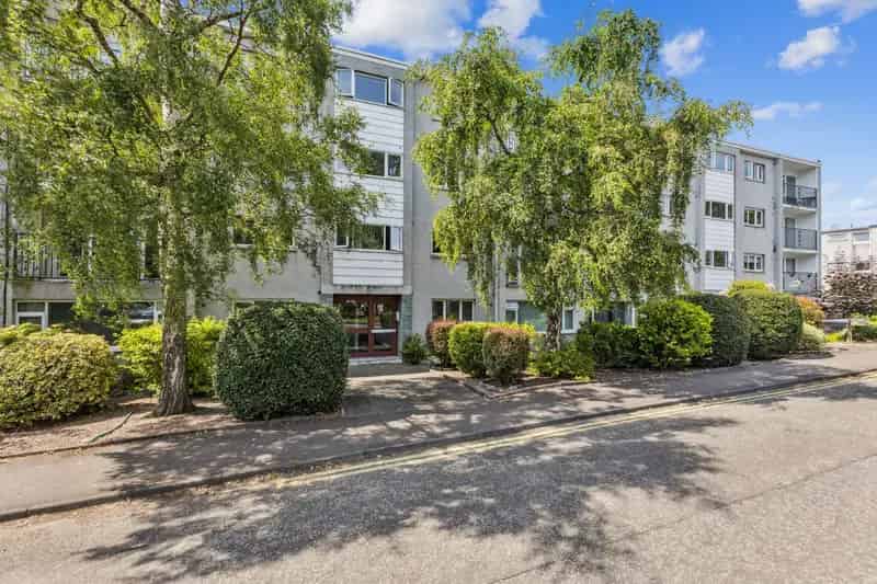 Spacious Two Bedroom First Floor Flat with Garage Perth