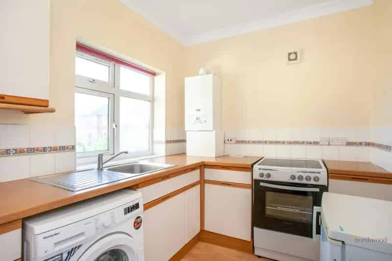 Spacious One Bedroom Maisonette Near City Centre
