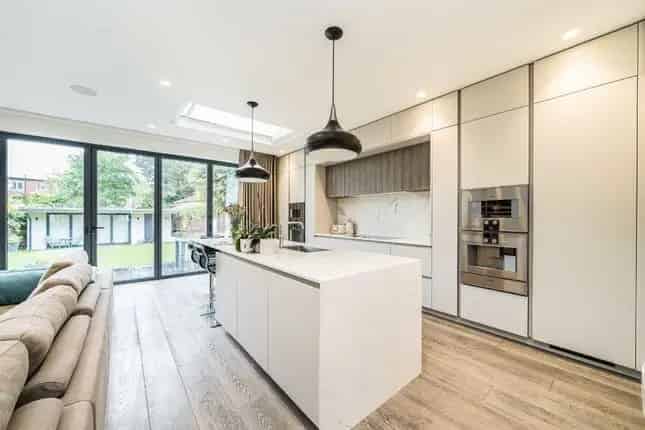 Detached House for Sale in London NW4