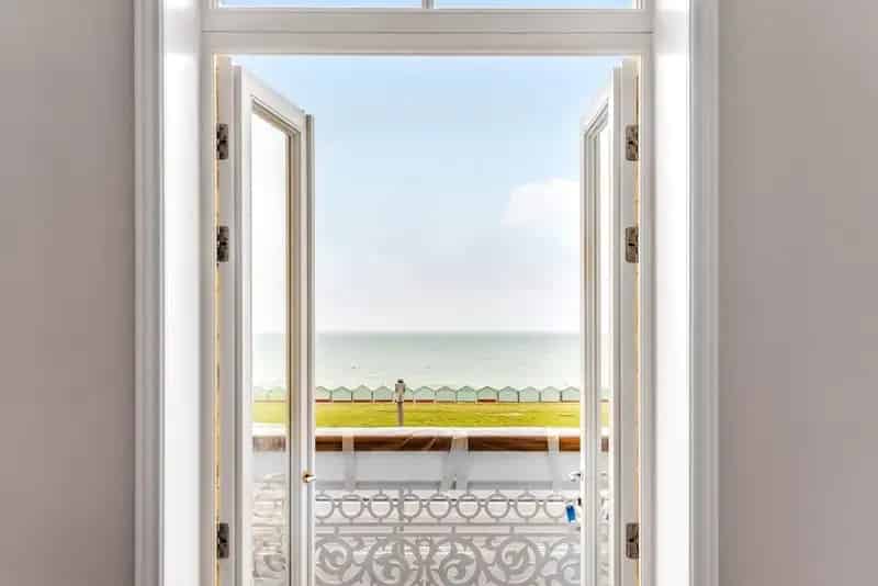 Luxury 2-Bedroom Apartment Hove Seafront Premium Parking
