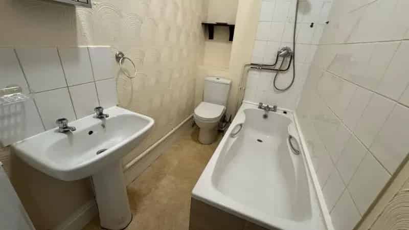 1 Bedroom Flat First Floor Unfurnished Available Now