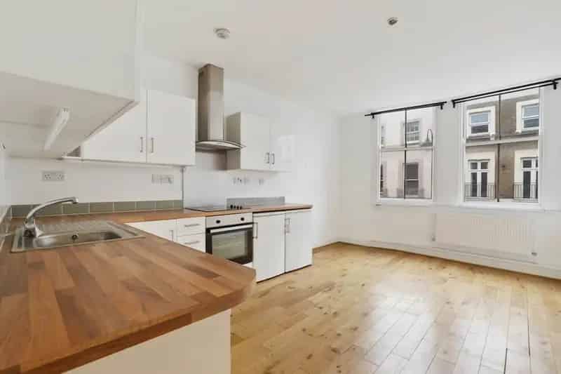 2 Bedroom Flat For Sale Triangle Location No Chain