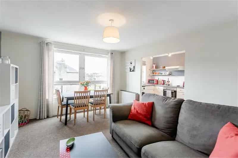 2 Bed Flat Second Floor with 1 Reception Room