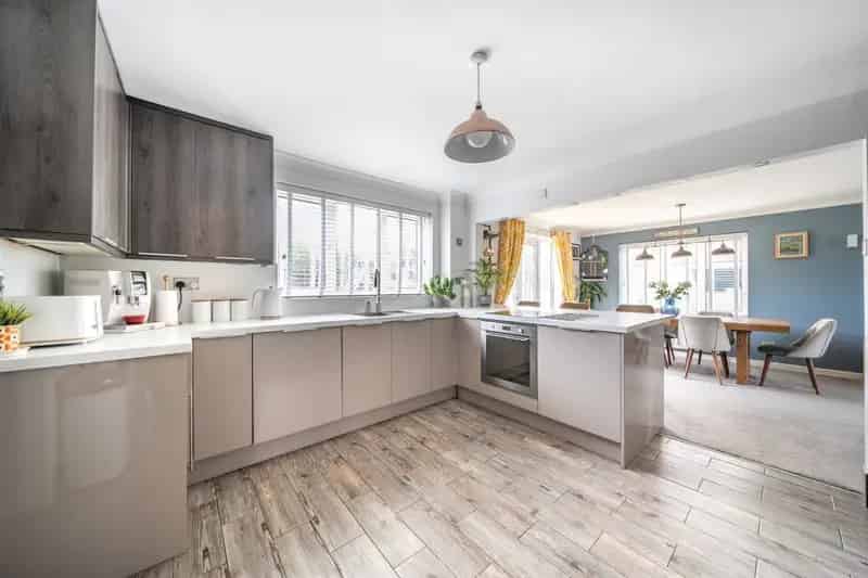 4 Bed Family Home with Double Garage and Landscaped Garden